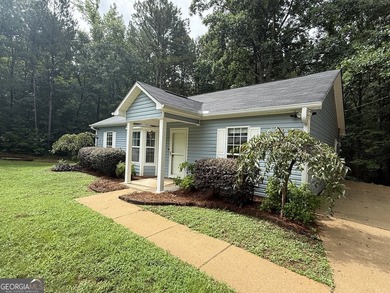 PRIVACY, CHARM, AND MOVE-IN READY LIVING COME TOGETHER! Tucked - photo 7