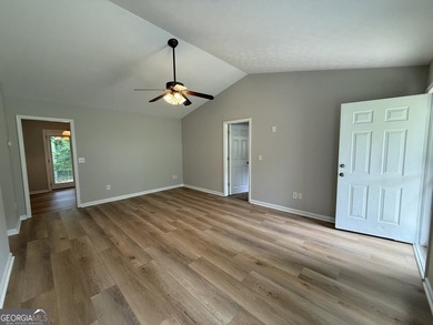 PRIVACY, CHARM, AND MOVE-IN READY LIVING COME TOGETHER! Tucked - photo 8