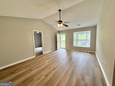 PRIVACY, CHARM, AND MOVE-IN READY LIVING COME TOGETHER! Tucked - photo 9