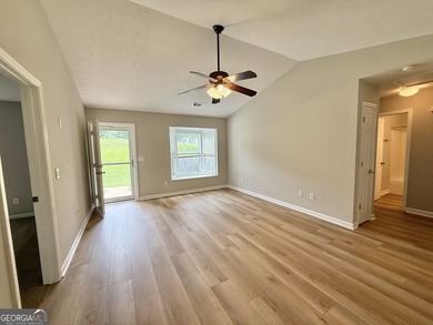 PRIVACY, CHARM, AND MOVE-IN READY LIVING COME TOGETHER! Tucked - photo 10