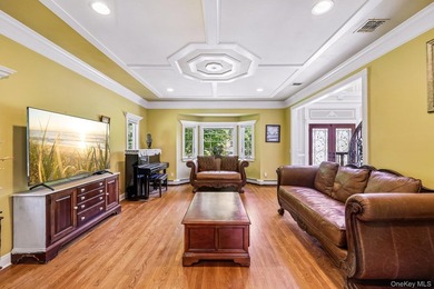 Stunning 5-bedroom, 3.5-bathroom Colonial situated on an - photo 3
