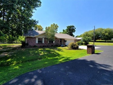 LONGTOWN ESTATES HOME WITH ACCESS TO THE WATER! Come home to - photo 2