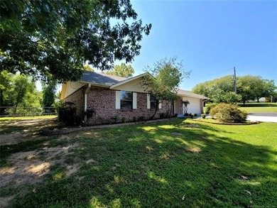 LONGTOWN ESTATES HOME WITH ACCESS TO THE WATER! Come home to - photo 3