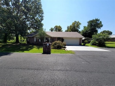 LONGTOWN ESTATES HOME WITH ACCESS TO THE WATER! Come home to - photo 4