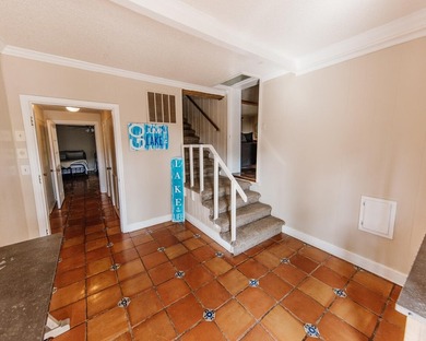 Charming cabin-style 3-bedroom, 2 bath home with a 1-car garage - photo 4