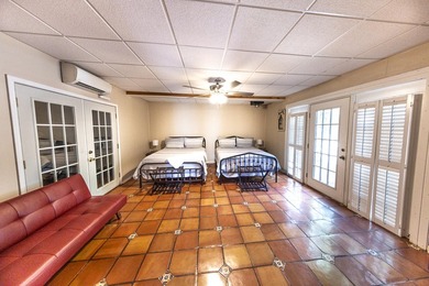Charming cabin-style 3-bedroom, 2 bath home with a 1-car garage - photo 8
