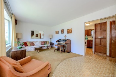 Meticulously maintained by the owner, this classic Cape - photo 4