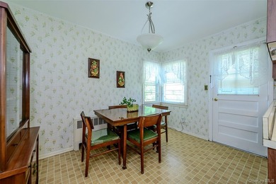 Meticulously maintained by the owner, this classic Cape - photo 6