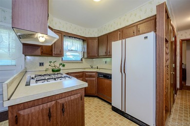 Meticulously maintained by the owner, this classic Cape - photo 8