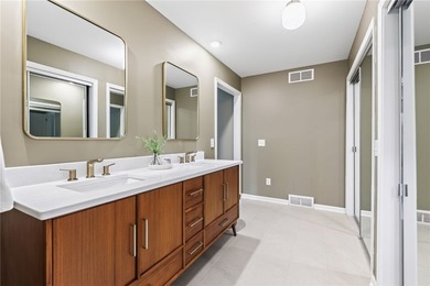 LOCATION, LIFESTYLE & LUXURY - ALL IN ONE! Nestled in a quiet - photo 17
