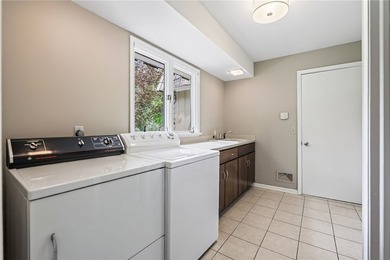 LOCATION, LIFESTYLE & LUXURY - ALL IN ONE! Nestled in a quiet - photo 36