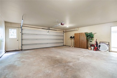 LOCATION, LIFESTYLE & LUXURY - ALL IN ONE! Nestled in a quiet - photo 38