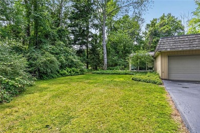 LOCATION, LIFESTYLE & LUXURY - ALL IN ONE! Nestled in a quiet - photo 44