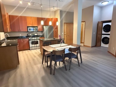 Beautiful condo with all NEW vinyl plank flooring by the - photo 2