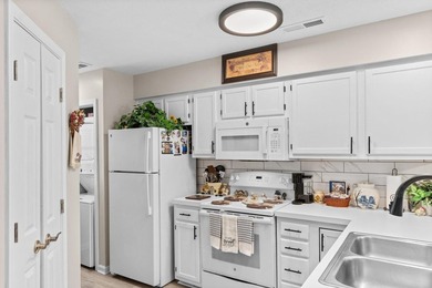 Welcome to your new oasis in the highly desirable River Oaks - photo 5