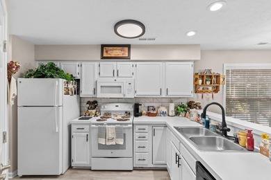Welcome to your new oasis in the highly desirable River Oaks - photo 6