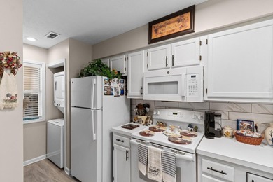 Welcome to your new oasis in the highly desirable River Oaks - photo 8