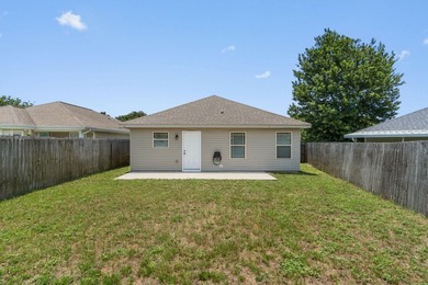 Move-in ready and built in 2014, this charming patio home offers - photo 2