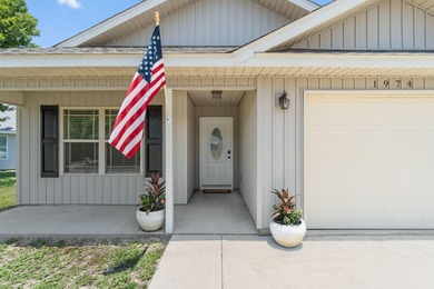 Move-in ready and built in 2014, this charming patio home offers - photo 6