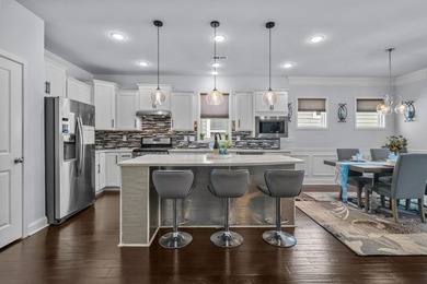 Back on the market with fresh updates! Freshly painted - photo 2