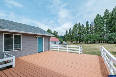 Great dual-living opportunity! Beautiful, move-in-ready 2016