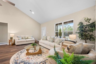 Secluded Haven in Rayburn Country, a pristine gem of new - photo 3