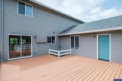 Great dual-living opportunity! Beautiful, move-in-ready 2016