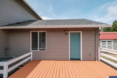 Great dual-living opportunity! Beautiful, move-in-ready 2016