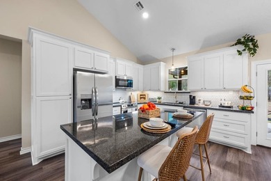 Secluded Haven in Rayburn Country, a pristine gem of new - photo 5