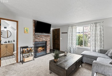 Bright, clean, and move-in ready, this desirable end-unit condo - photo 2