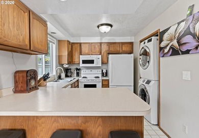 Bright, clean, and move-in ready, this desirable end-unit condo - photo 4