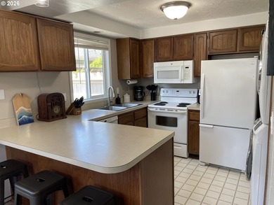 Bright, clean, and move-in ready, this desirable end-unit condo - photo 9