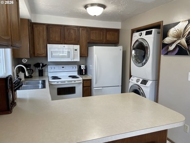Bright, clean, and move-in ready, this desirable end-unit condo - photo 10