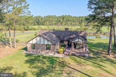 Beautifully maintained 3-bedroom, 2-full bath waterfront brick - photo 3