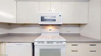 Welcome To Winton Place On Lakewood's Gold Coast! Experience The - photo 5