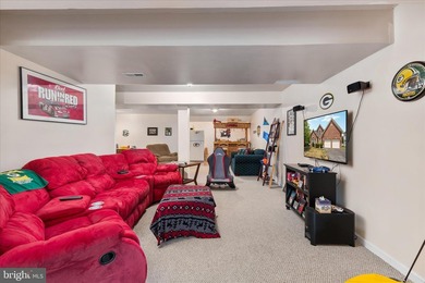 Welcome home to easy living in the beautiful and sought-after - photo 39