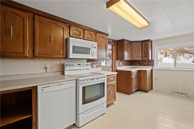 Welcome home to this spacious 3-bedroom half duplex offering - photo 12