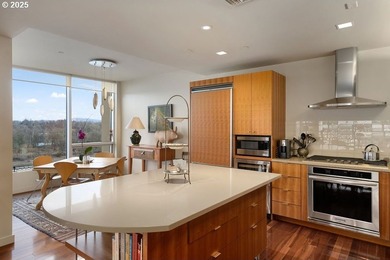 Quiet, clean South Waterfront! Breathtaking city, river and