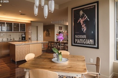 Quiet, clean South Waterfront! Breathtaking city, river and