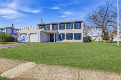 Beautiful Home in the Highly desirable Silverton Area on a - photo 2