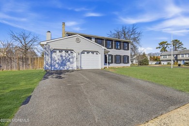 Beautiful Home in the Highly desirable Silverton Area on a - photo 3