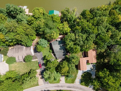 This visually stunning, premier lakefront log home on a - photo 7