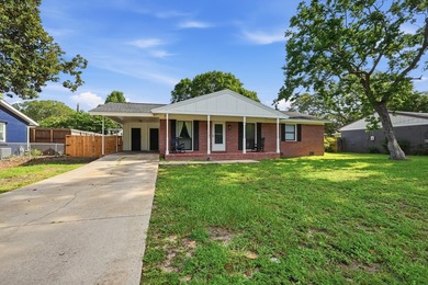 Who says you can't have it all? This 3-bedroom, 2-bath charmer - photo 2