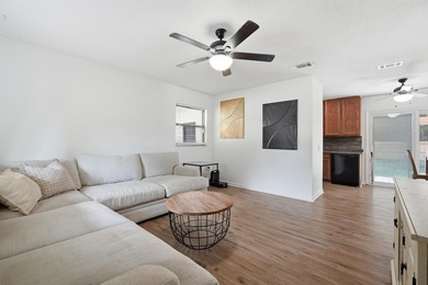 Who says you can't have it all? This 3-bedroom, 2-bath charmer - photo 7