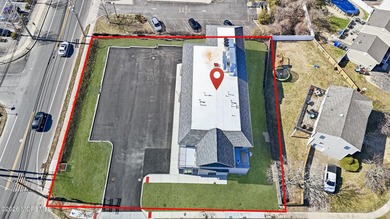 Versatile mixed-use property offering approximately 10,000 sq ft - photo 4