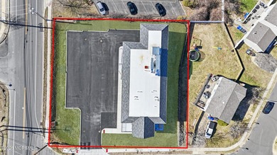 Versatile mixed-use property offering approximately 10,000 sq ft - photo 5