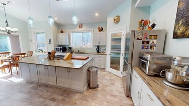 Beautifully maintained single level home featuring vaulted - photo 7