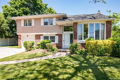 Opportunity awaits in this classic Massapequa Park split-level - photo 2