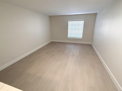 IMPERIAL POINT COLLANADES. BEAUTIFULLY RENOVATED 1BR/1.5BA - photo 8