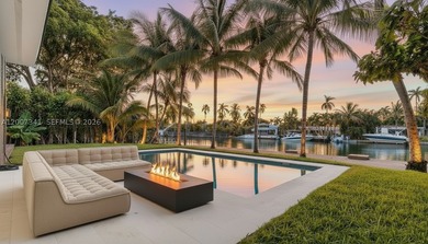 Completely redesigned modern waterfront home in the exclusive - photo 2